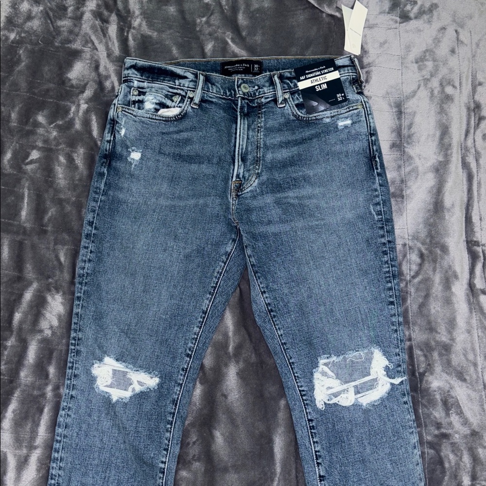 Abercrombie & Fitch Slim Fit Jeans - Distressed Blue